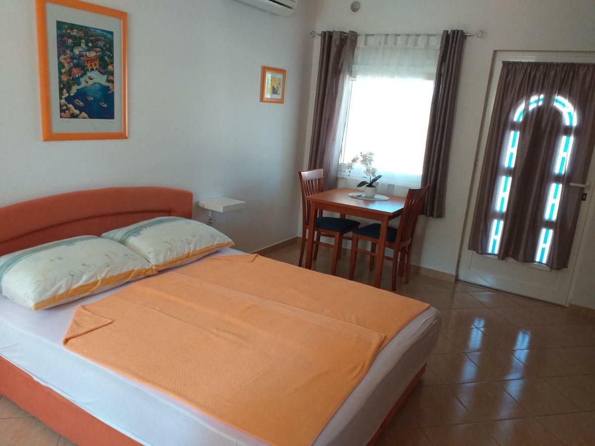 Apartments Vila Ana Vir Exterior photo